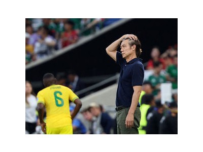 홍명보 감독 축구대표팀 경기 중 국기 바꿔치기 논란