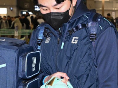 정철원 65번 글러브로 롯데 합류 희망에 밝은 표정