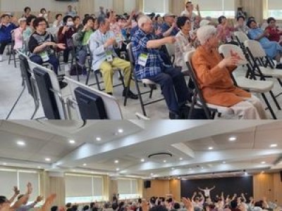 노현태 어르신들과 건강박수 프로그램 진행