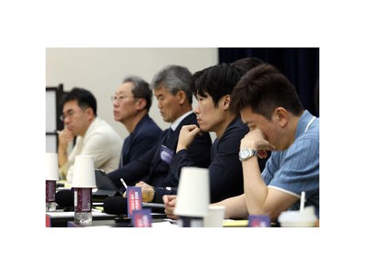 최휘영 장관 체육회장과 함께 사무실에서 떠들썩한 행사 진행