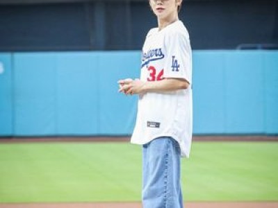 투모로우 연준 시구에 LA 구장 열광